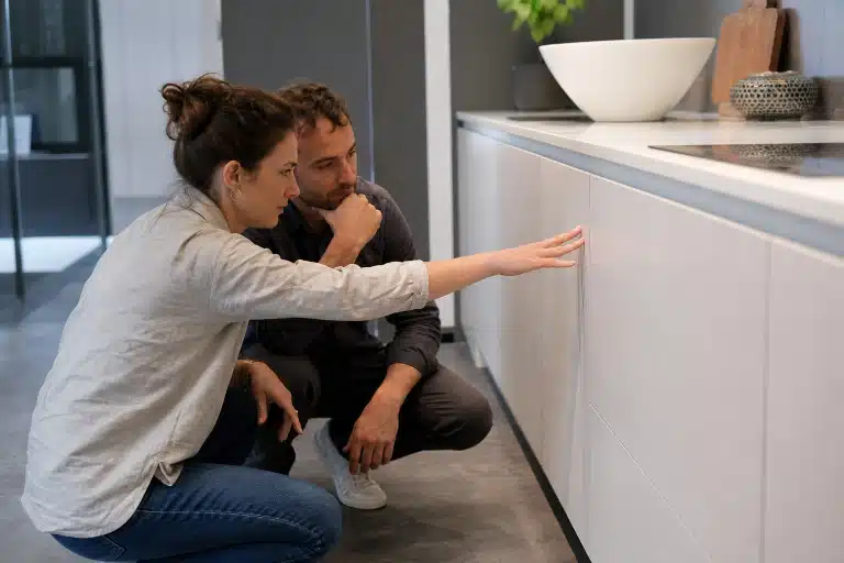 Couple examinant une façade de cuisine moderne